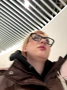 Snapshot of SenyaVibes chatting on December 4, 2025, 1:42 pm SenyaVibes online show from December 4, 2025, 1:42 pm