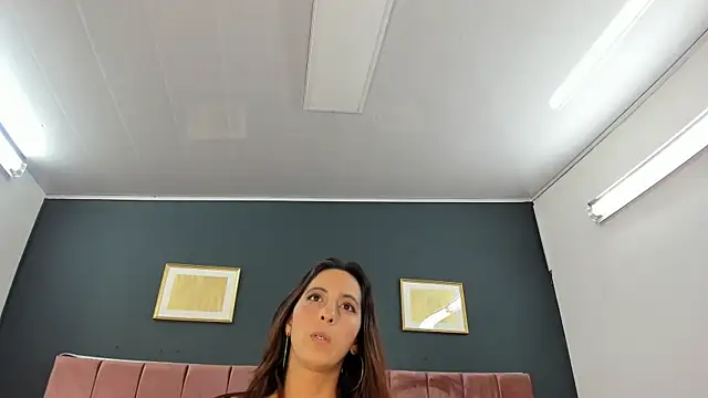 AlessiaRinaldi  online show from April 17, 2026, 11:30 pm