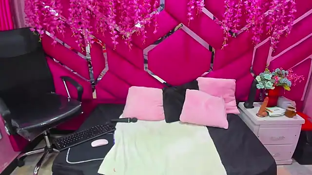 Snapshot of Alexa_Sanz chatting on February 12, 2026, 9:43 pm Alexa Sanz online show from February 12, 2026, 9:43 pm