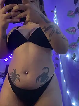 Lindalatina2001 online show from April 4, 2026, 9:01 pm