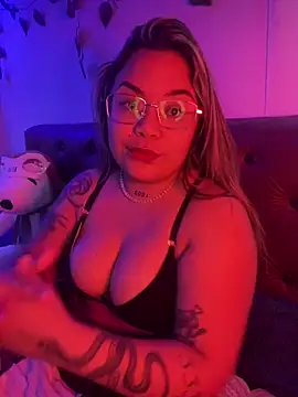 Lindalatina2001 online show from May 22, 2026, 8:14 pm