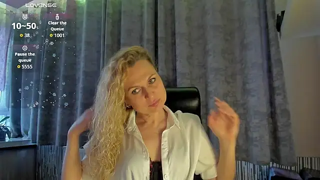 Snapshot of LanaLight_x chatting on April 23, 2026, 5:04 pm LanaLight x online show from April 23, 2026, 5:04 pm