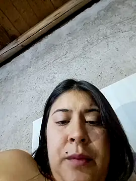 Snapshot of Estefanny_Lolyy chatting on April 17, 2026, 5:21 am Estefanny Lolyy online show from April 17, 2026, 5:21 am