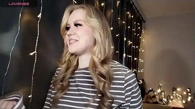 LunaPeony online show from December 16, 2025, 6:51 am