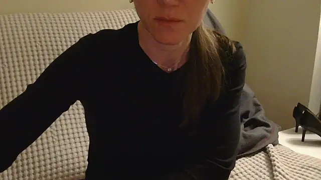 Snapshot of AuroraAG chatting on April 13, 2026, 8:36 pm AuroraAG online show from April 13, 2026, 8:36 pm