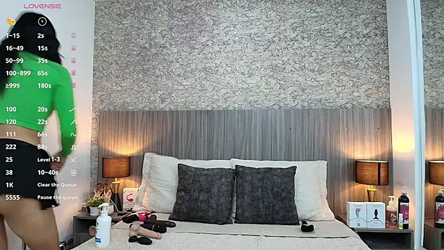 nicol alvarez online show from April 18, 2026, 11:47 am