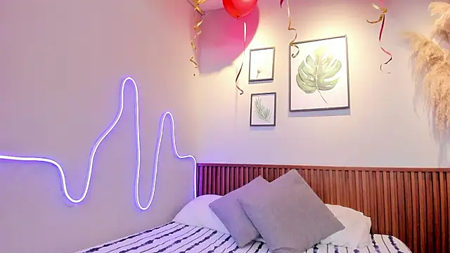 MIAROGGERSS online show from March 28, 2026, 4:01 am