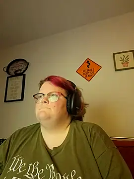 Snapshot of LiaraStrife chatting on December 2, 2025, 6:41 am LiaraStrife online show from December 2, 2025, 6:41 am