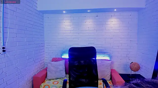 Snapshot of TiffanyHoustton chatting on February 4, 2026, 12:00 pm TiffanyHoustton online show from February 4, 2026, 12:00 pm