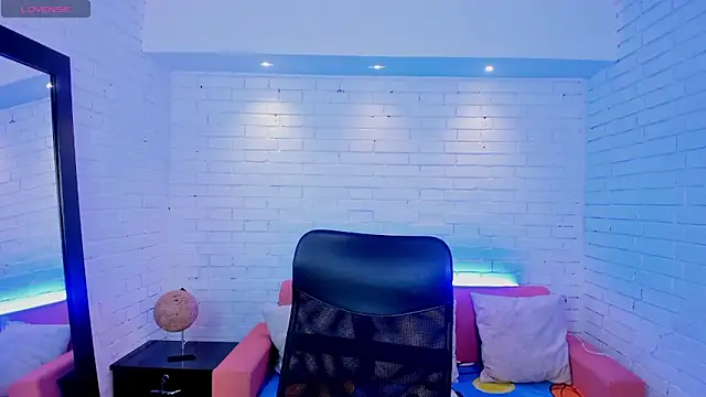 Snapshot of TiffanyHoustton chatting on February 25, 2026, 12:04 pm TiffanyHoustton online show from February 25, 2026, 12:04 pm