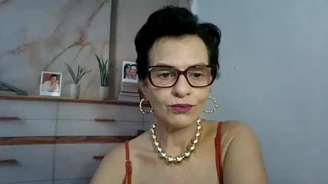 Snapshot of Luna-Hot0802 chatting on April 9, 2026, 12:43 pm Luna-Hot0802 online show from April 9, 2026, 12:43 pm