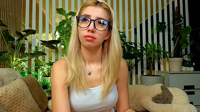 FlowweerGirl online show from December 5, 2025, 9:00 pm