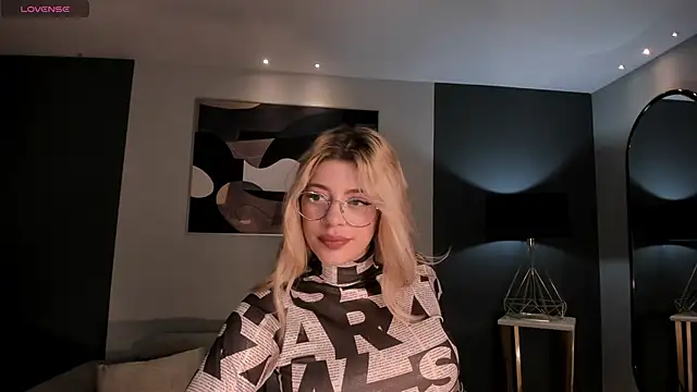 MadisonKane online show from November 12, 2025, 11:10 am