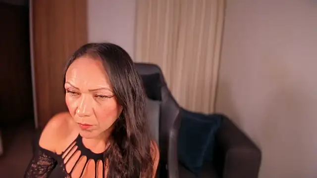 Snapshot of Cleoember_ chatting on January 8, 2026, 12:02 am Cleoember online show from January 8, 2026, 12:02 am