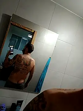 Snapshot of BR4v9andr chatting on December 4, 2025, 6:16 pm BR4v9andr online show from December 4, 2025, 6:16 pm