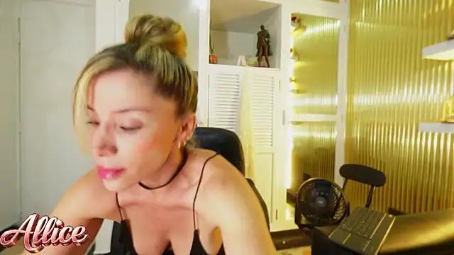 Snapshot of Allice_mommy chatting on February 4, 2026, 7:09 pm Allice mommy online show from February 4, 2026, 7:09 pm