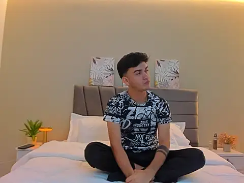 Feiccer Thomson1 online show from December 5, 2025, 7:43 pm