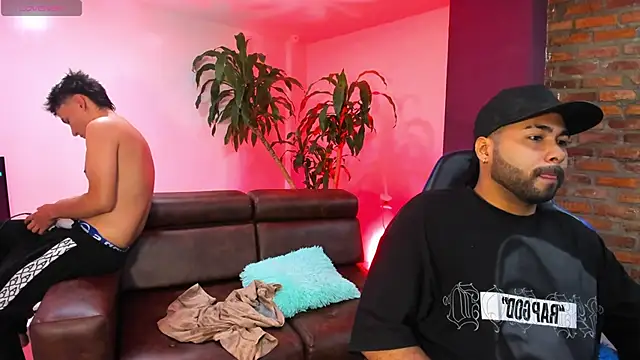 Snapshot of HotThreesoome chatting on December 4, 2025, 1:42 pm HotThreesoome online show from December 4, 2025, 1:42 pm