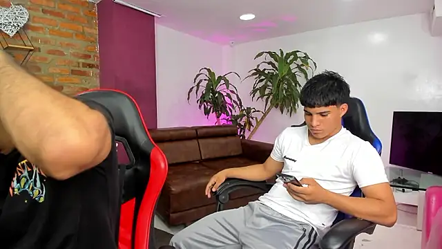 Snapshot of HotThreesoome chatting on February 3, 2026, 12:32 pm HotThreesoome online show from February 3, 2026, 12:32 pm