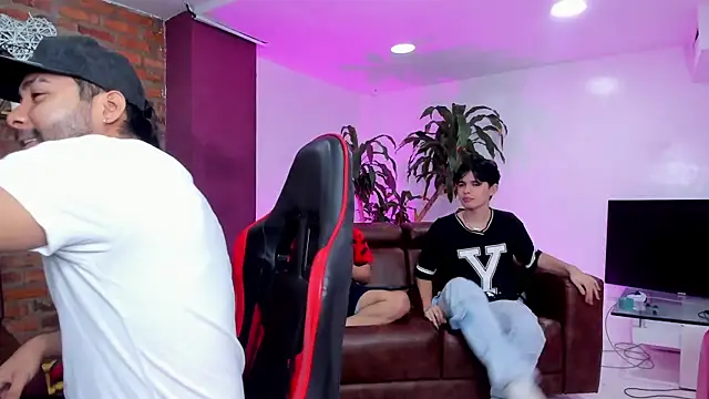 Snapshot of HotThreesoome chatting on February 5, 2026, 12:21 pm HotThreesoome online show from February 5, 2026, 12:21 pm