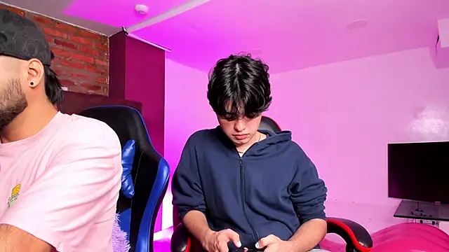 Snapshot of HotThreesoome chatting on February 11, 2026, 12:32 pm HotThreesoome online show from February 11, 2026, 12:32 pm