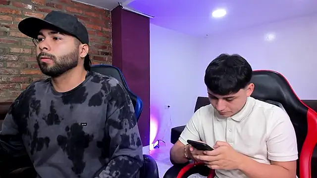 Snapshot of HotThreesoome chatting on February 21, 2026, 12:17 pm HotThreesoome online show from February 21, 2026, 12:17 pm