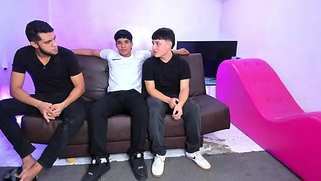 Snapshot of HotThreesoome chatting on February 25, 2026, 12:37 pm HotThreesoome online show from February 25, 2026, 12:37 pm