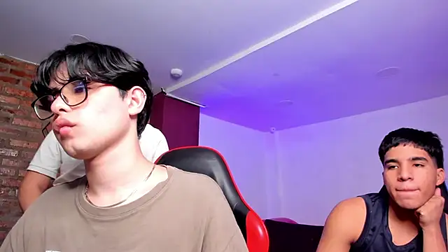 Snapshot of HotThreesoome chatting on February 27, 2026, 12:27 pm HotThreesoome online show from February 27, 2026, 12:27 pm