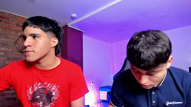 Snapshot of HotThreesoome chatting on March 3, 2026, 12:33 pm HotThreesoome online show from March 3, 2026, 12:33 pm