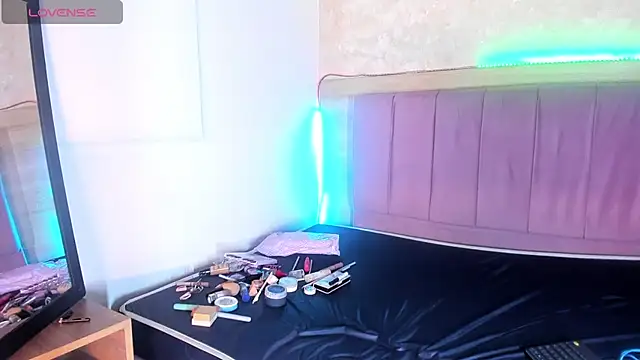 alunnaclarkcm online show from December 15, 2025, 3:33 am