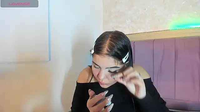 alunnaclarkcm online show from December 15, 2025, 9:41 pm