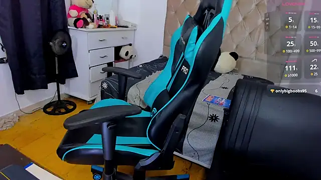 Snapshot of lulu_parker chatting on December 19, 2025, 7:32 pm lulu parker online show from December 19, 2025, 7:32 pm