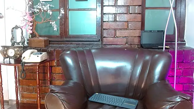 Snapshot of Sue_Sparkle chatting on December 19, 2025, 7:10 pm Sue Sparkle online show from December 19, 2025, 7:10 pm