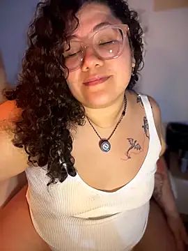 Snapshot of VanesssaMilf_ chatting on April 8, 2026, 12:32 am VanesssaMilf online show from April 8, 2026, 12:32 am