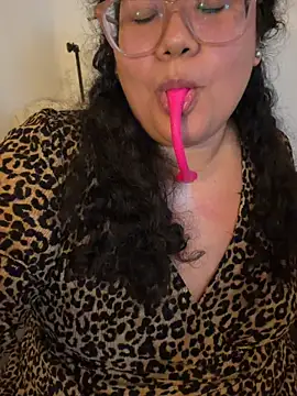 Snapshot of VanesssaMilf_ chatting on May 6, 2026, 11:32 pm VanesssaMilf online show from May 6, 2026, 11:32 pm