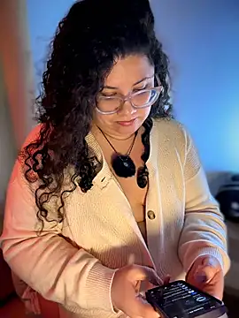 Snapshot of VanesssaMilf_ chatting on May 14, 2026, 8:43 am VanesssaMilf online show from May 14, 2026, 8:43 am