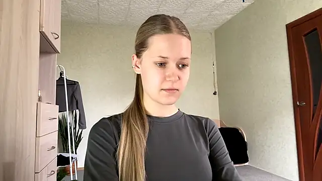 ZaidaSchwarten online show from April 12, 2026, 1:16 pm