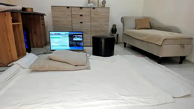 classy medea online show from April 4, 2026, 11:02 pm