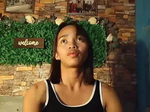 Snapshot of LaurenePh2 chatting on December 21, 2025, 9:22 pm LaurenePh2 online show from December 21, 2025, 9:22 pm