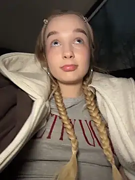 -teenytiny- online show from February 11, 2026, 3:39 pm