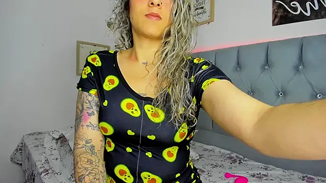 Srta-Melina online show from December 14, 2025, 5:51 pm