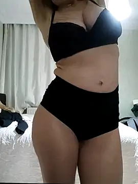 Snapshot of NovaMia chatting on February 6, 2026, 3:48 pm NovaMia online show from February 6, 2026, 3:48 pm