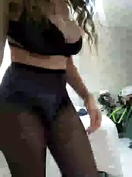 Snapshot of NovaMia chatting on February 16, 2026, 8:32 am NovaMia online show from February 16, 2026, 8:32 am