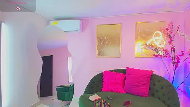 Snapshot of bella_moonlight_cr chatting on January 7, 2026, 3:31 am bella moonlight cr online show from January 7, 2026, 3:31 am