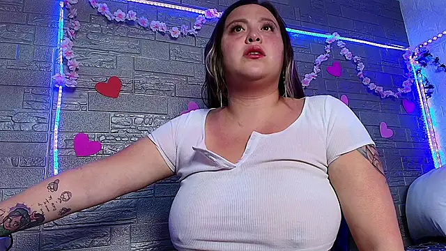 Snapshot of emma_honey__ chatting on December 17, 2025, 11:44 pm emma honey online show from December 17, 2025, 11:44 pm