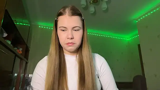 MaevAmy online show from December 15, 2025, 12:31 pm