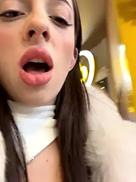 Snapshot of YeaLina chatting on January 6, 2026, 12:09 pm YeaLina online show from January 6, 2026, 12:09 pm