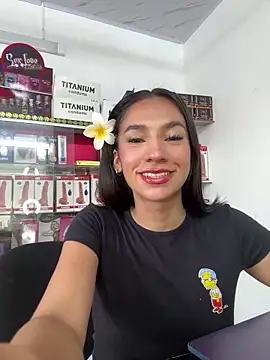 lunaluxury22 online show from May 27, 2026, 1:08 pm