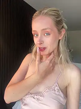 Snapshot of SunnyShiney chatting on February 9, 2026, 8:29 am SunnyShiney online show from February 9, 2026, 8:29 am