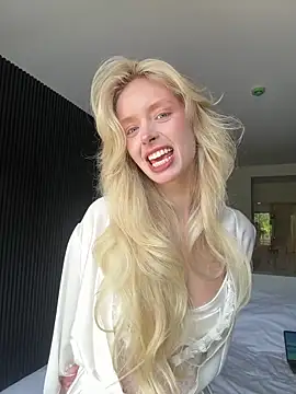 Snapshot of SunnyShiney chatting on February 17, 2026, 2:52 am SunnyShiney online show from February 17, 2026, 2:52 am